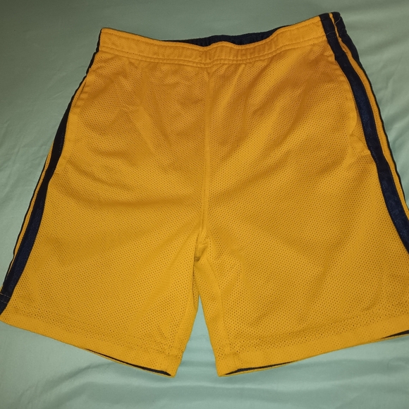 Boys size 6, set if 3 summer shorts - Picture 3 of 4